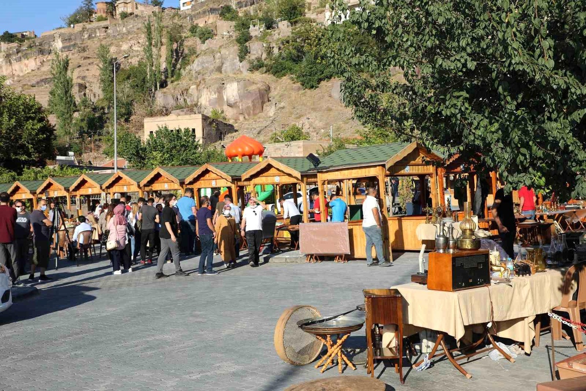 Talas\'ta Antika Pazarı Devam Ediyor