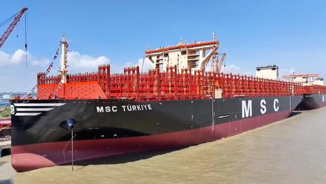 Dünyanın en büyük konteyner gemisine 'Türkiye' adı verildi Dünyanın en büyük konteyner gemisine 'Türkiye' adı verildi