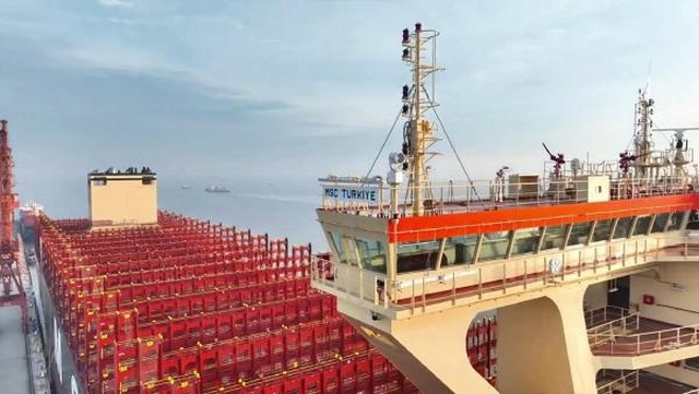 Dünyanın en büyük konteyner gemisine 'Türkiye' adı verildi Dünyanın en büyük konteyner gemisine 'Türkiye' adı verildi