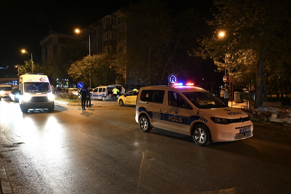 Edirne\'de otomobille motosikletin çarpıştığı kazada 2 kişi yaralandı