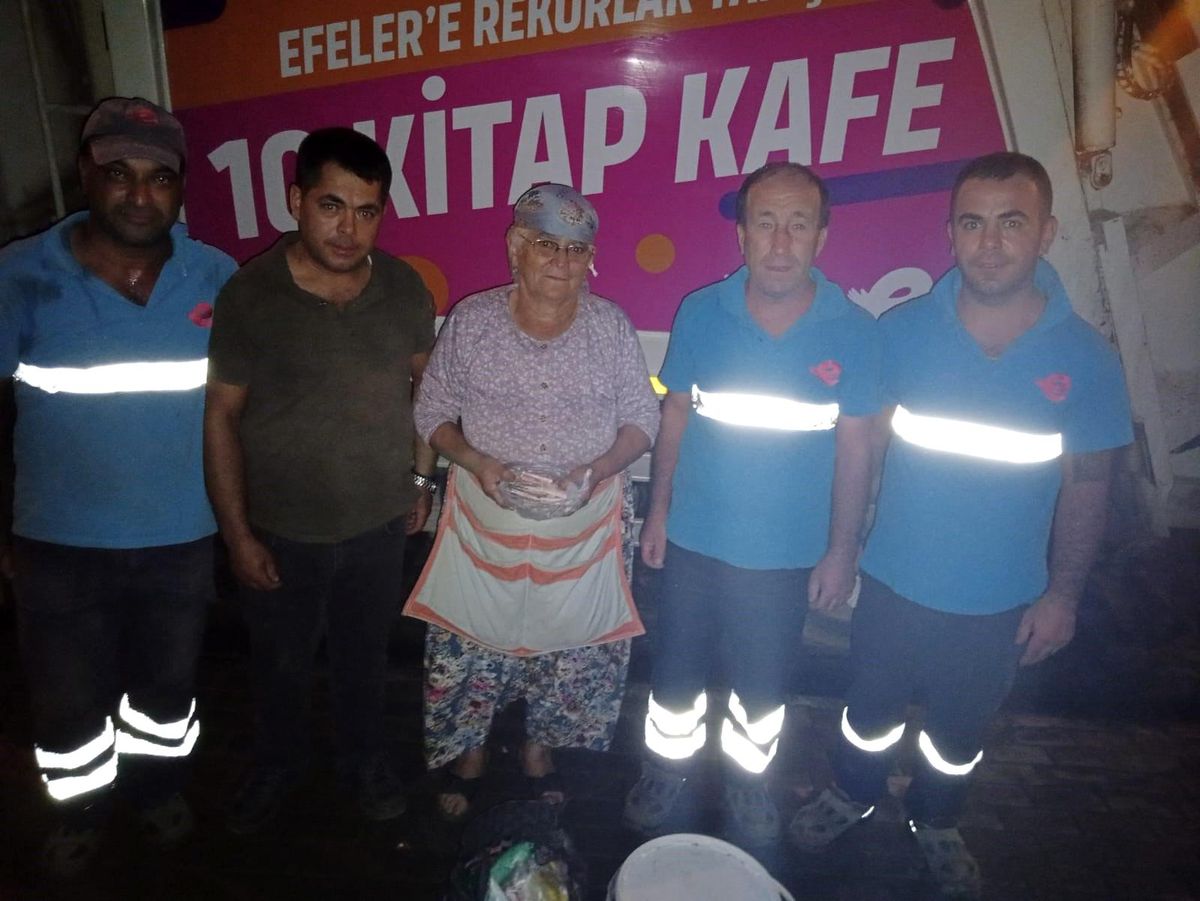 Temizlik işçileri bulduğu parayı sahibine teslim etti