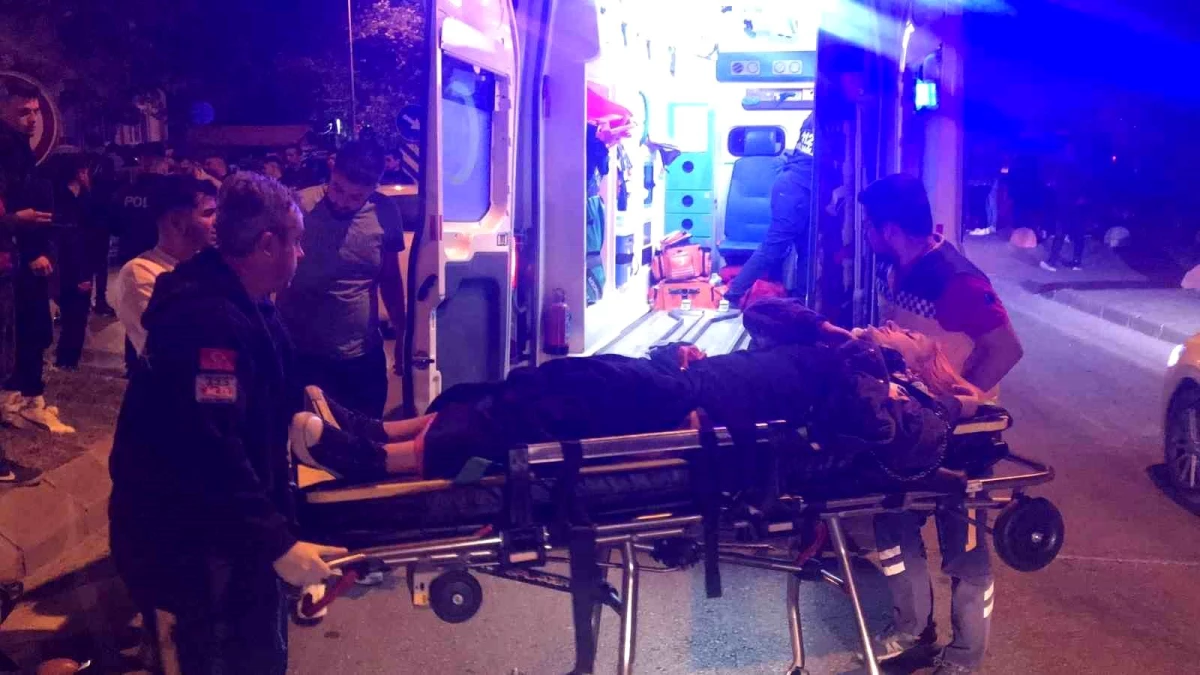 Edirne\'de Motosiklet ve Otomobil Çarpışması: İki Kişi Yaralandı
