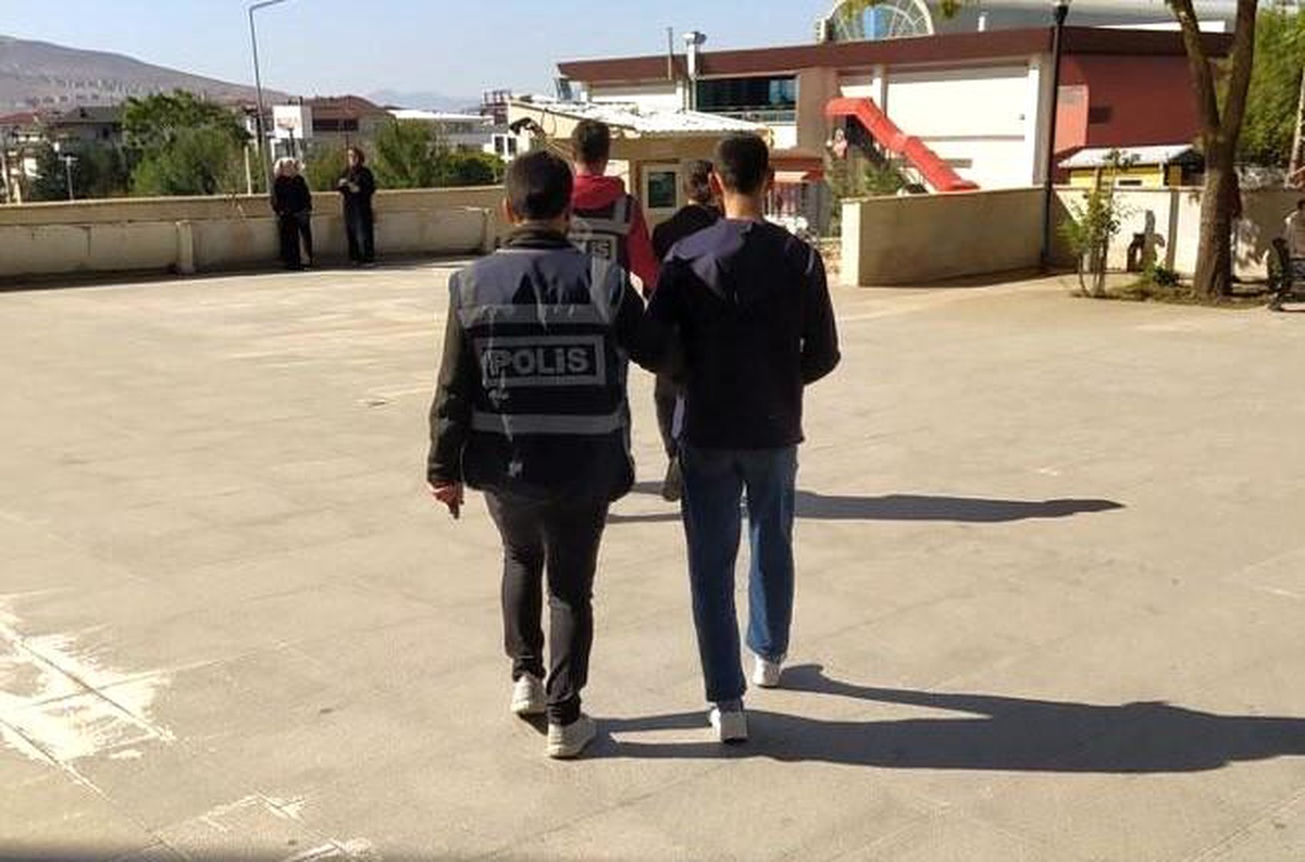 Elazığ\'da Hırsızlık Suçundan Aranan 2 Zanlı Yakalandı
