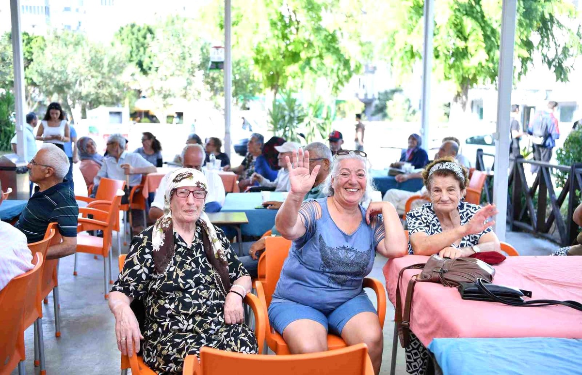 Konyaaltı Belediyesi Emekli Kahvelerinde Müzik Dinletisi Etkinliği