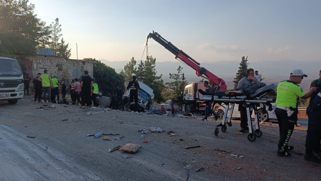 Gaziantep'te seyir halindeki kamyon yoldaki araçlara çarptı