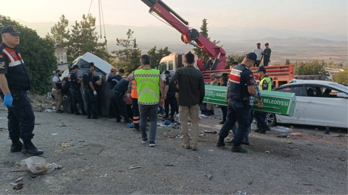 Gaziantep\'te freni patlayan kamyon, kırmızı ışıkta araçları biçti: 6 ölü, 16 yaralı