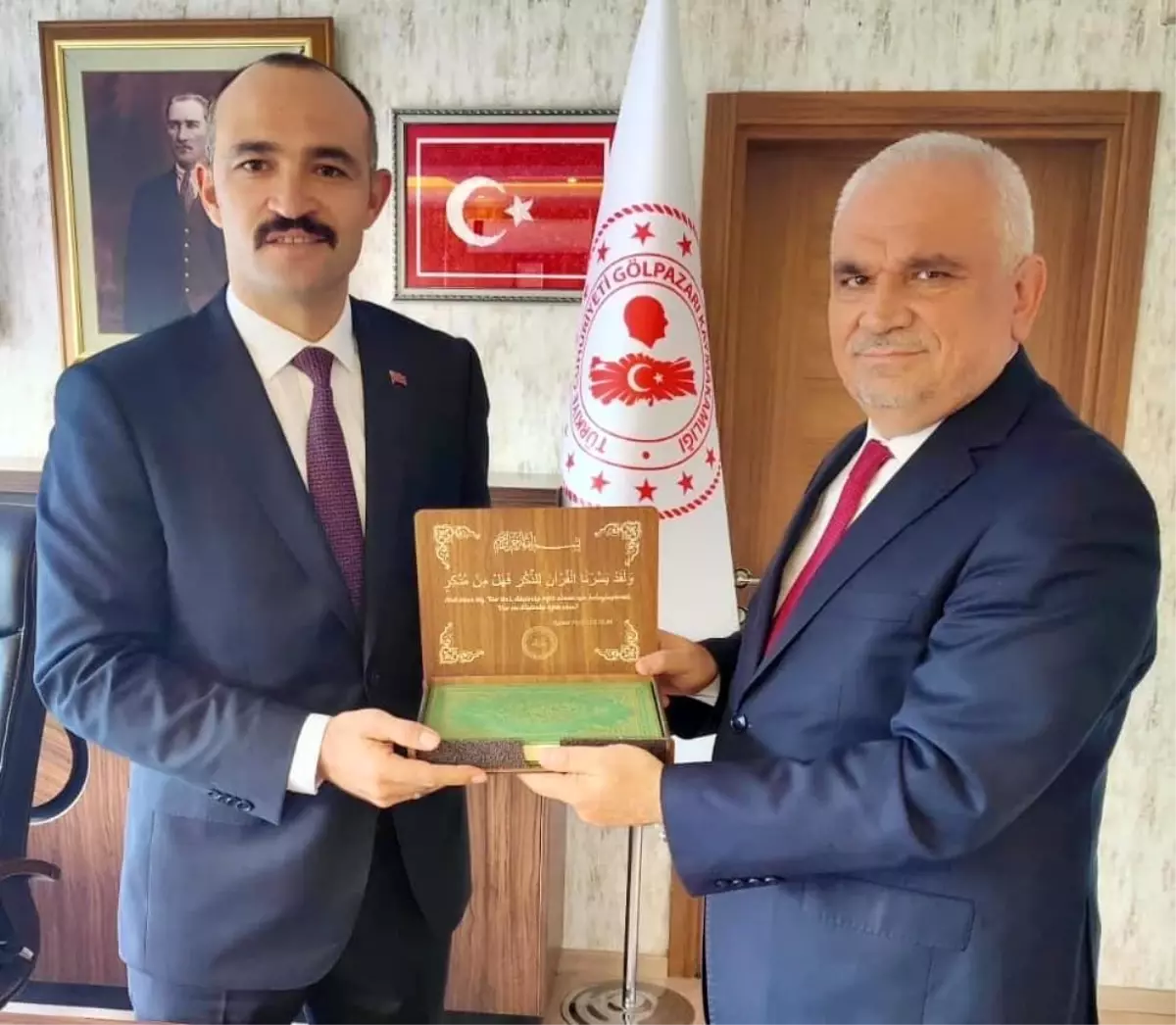 Bilecik İl Müftüsü, Gölpazarı Kaymakamı\'na Kur\'an-ı Kerim hediye etti