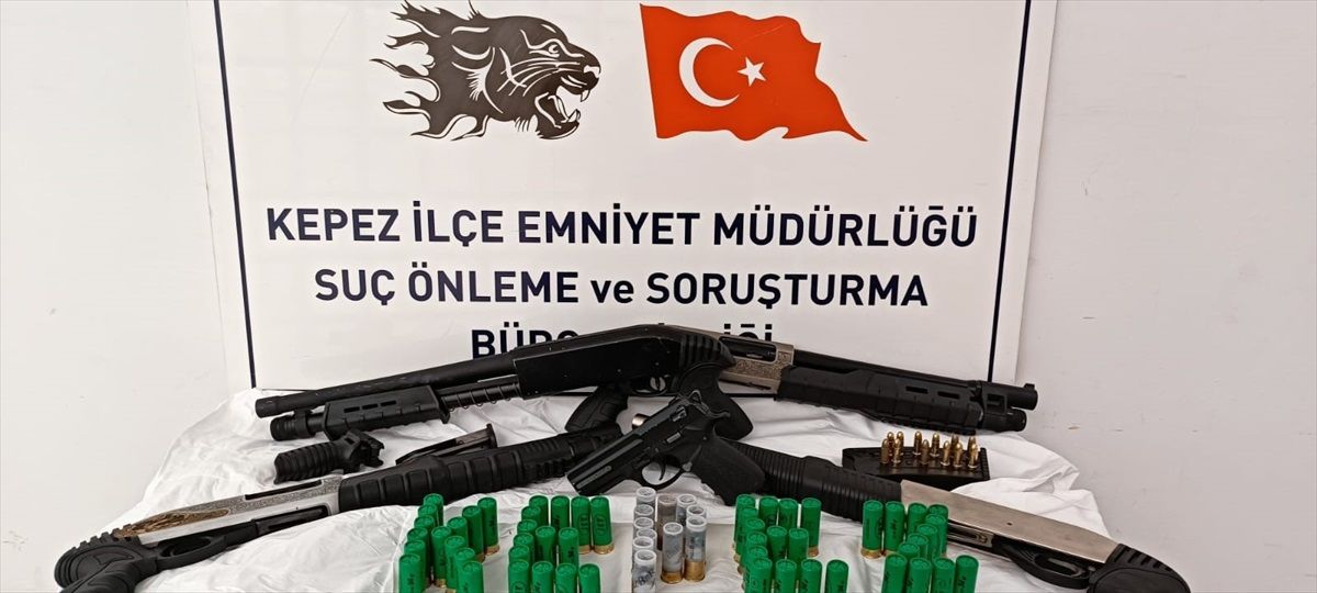Antalya Kepez\'te bir işyerinde 5 silah ele geçirildi
