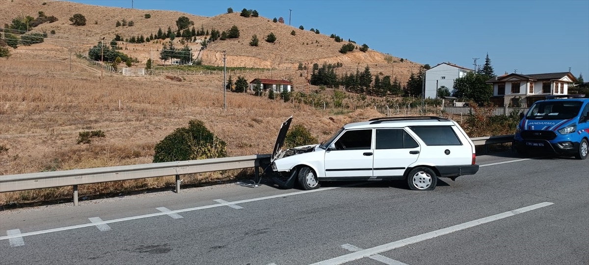 Kırıkkale\'de İki Otomobil Çarpıştı: Bir Sürücü Yaralandı