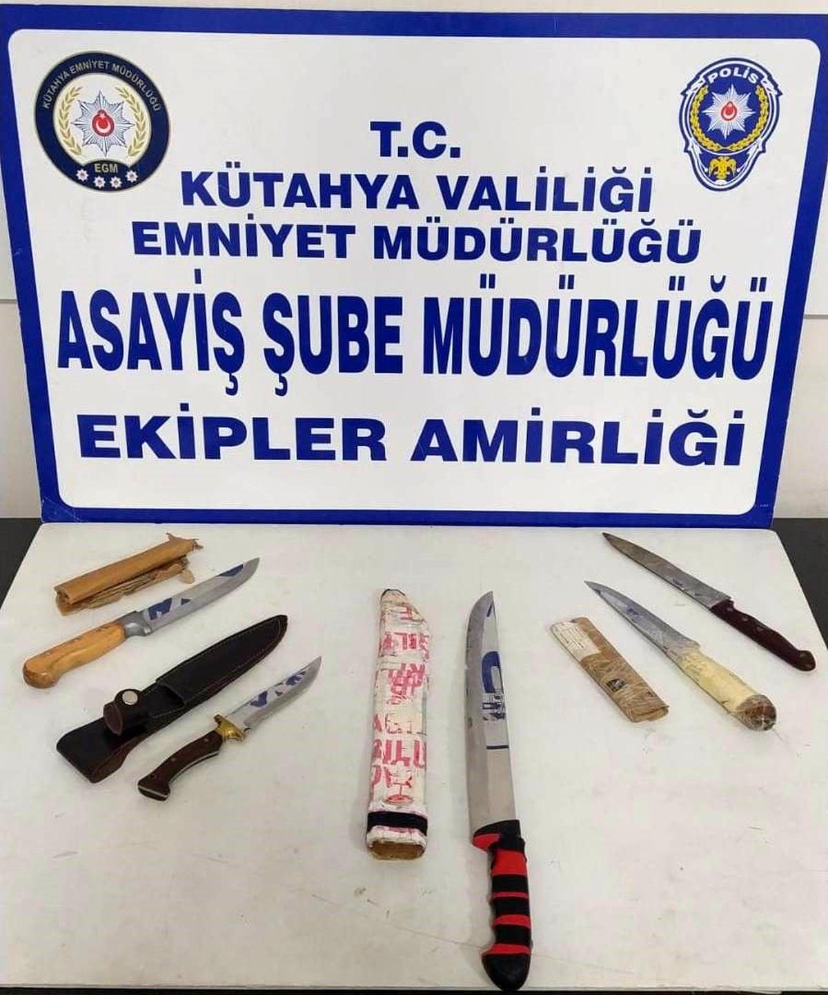 Kütahya\'da polis ekipleri tarafından gerçekleştirilen Dar Bölge uygulamasında 189 şahıs ve 72 araç kontrol edildi