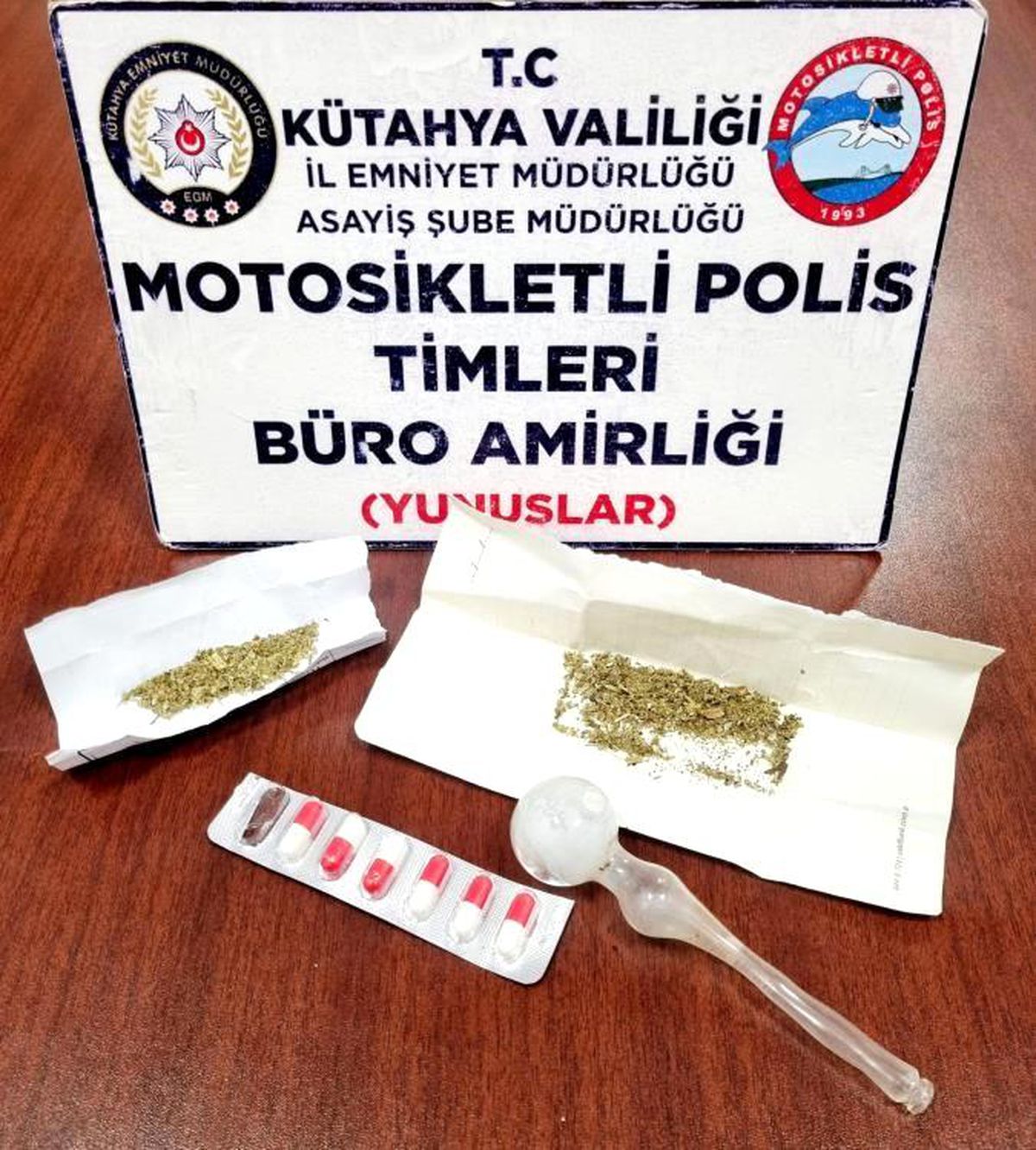 Kütahya\'da Motosikletli Polis Timlerince Aramada Uyuşturucu Ele Geçirildi