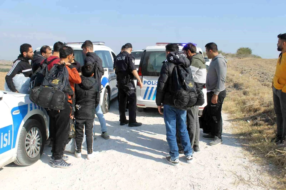 Edirne\'de 21 kaçak göçmen ve 4 göçmen taciri yakalandı