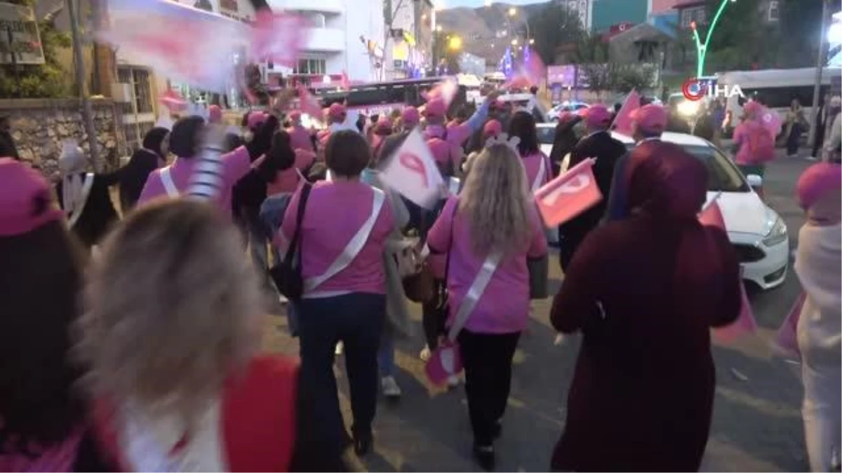 Muş\'ta Pembe Bayrak Sallayan Gönüllüler Meme Kanserine Dikkat Çekmek İçin Yürüyüş Yaptı
