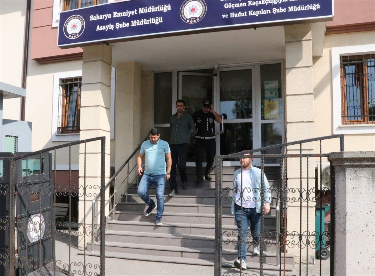 Adapazarı\'nda Karısını ve Yanındaki Kişiyi Silahla Yaralayan Şüpheli Tutuklandı