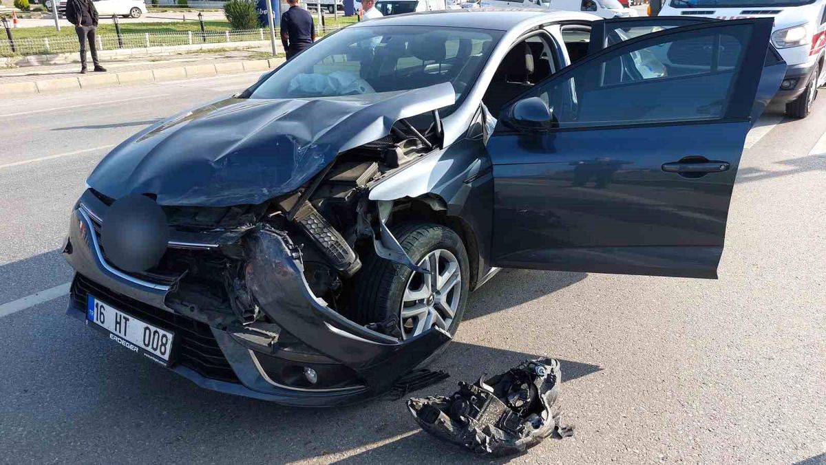 Samsun\'da Kavşakta Meydana Gelen Trafik Kazasında 3 Kişi Yaralandı