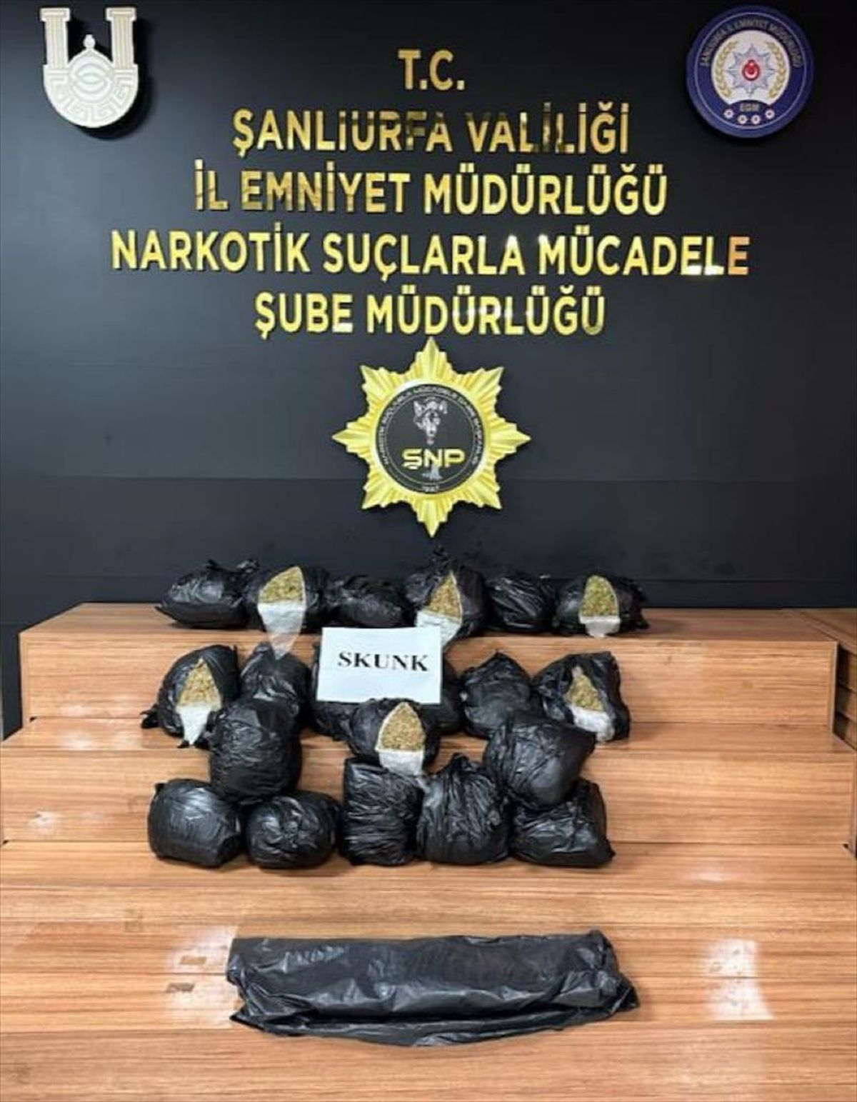 Şanlıurfa\'da 11,5 kilogram skunk ile 400 uyuşturucu hap ele geçirildi, 4 şüpheli gözaltına alındı