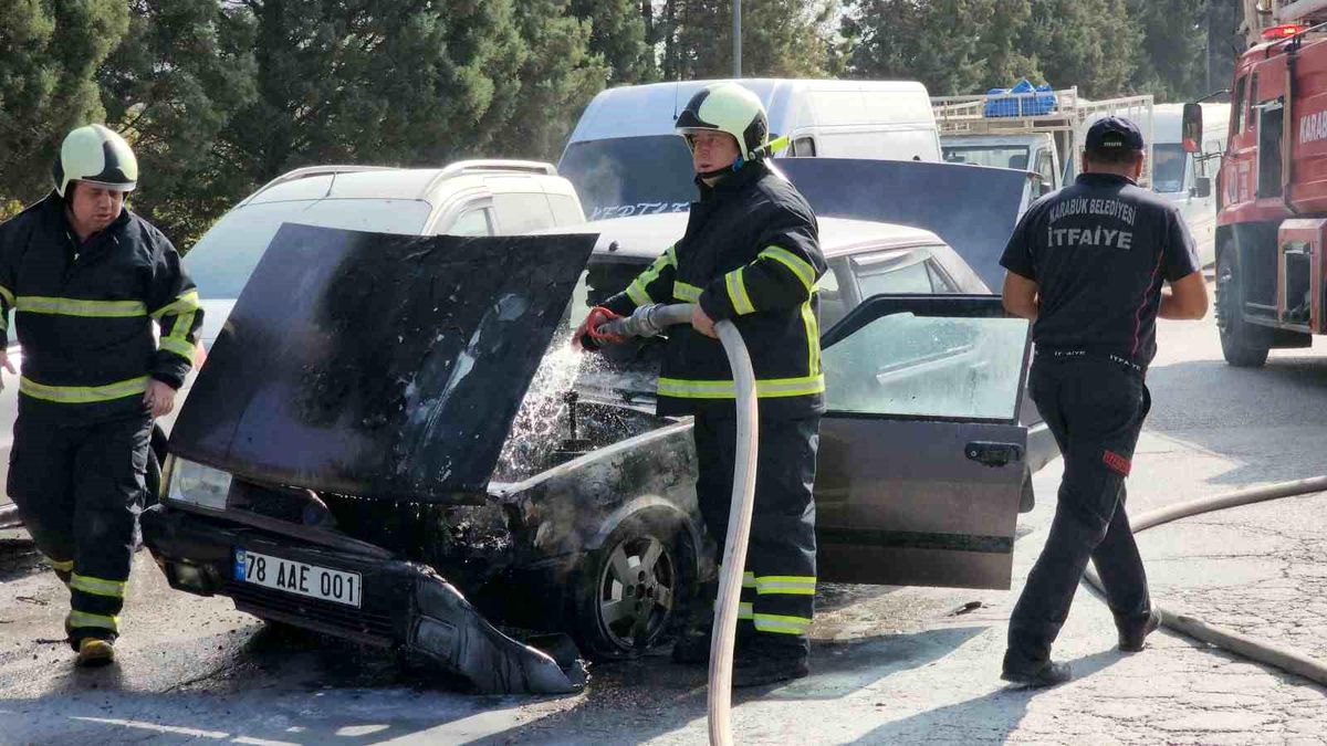 Karabük\'te Otomobil Motorundan Alev Aldı