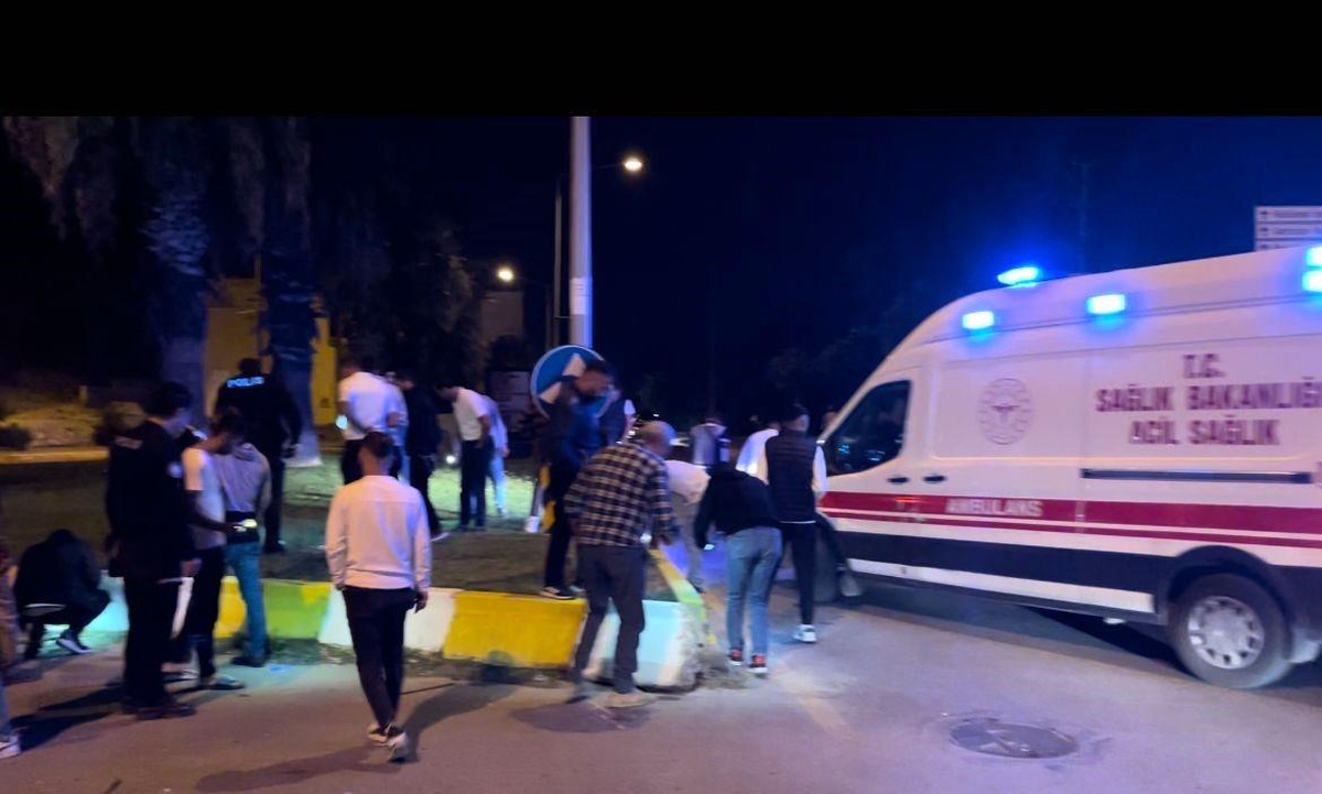 Söke\'de otomobil ile motosiklet çarpıştı, sürücünün kopan parmağı bulunmaya çalışıldı