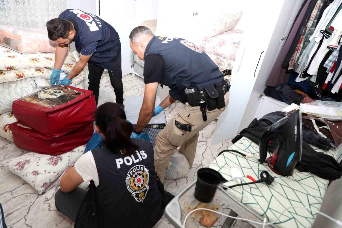 Mersin\'de nitelikli dolandırıcılık operasyonu: 14 gözaltı, 6 aranıyor