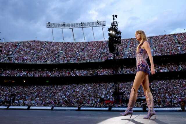 Taylor Swift'in konser filmi Eras Tour vizyona girmeden 100 milyon dolarlık bilet satışı ile rekor kırdı