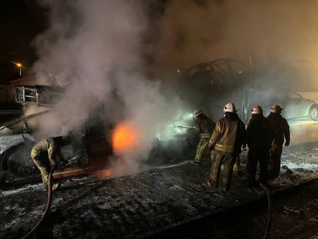 Tuzla'da sıfır elektrikli otomobiller alev alev yandı Tuzla'da sıfır elektrikli otomobiller alev alev yandı