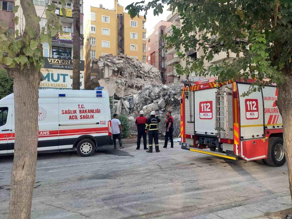 Şanlıurfa\'da depremde hasret gören binanın yıkımında kepçe yan yattı