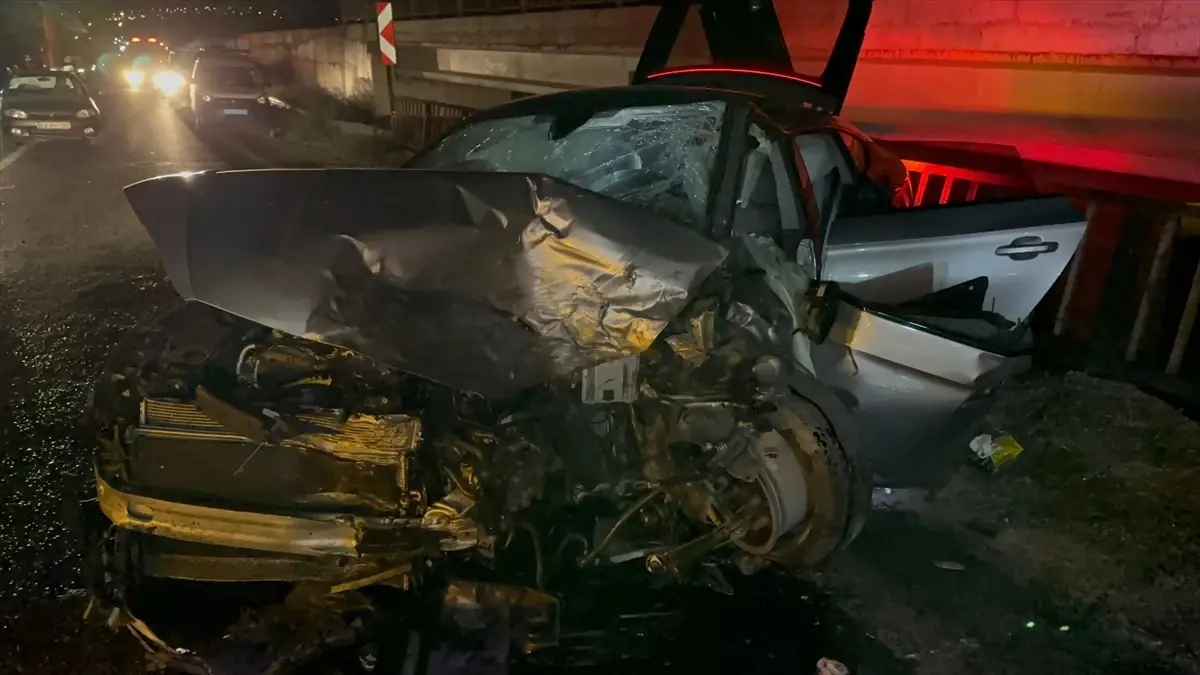 Afyonkarahisar'da Otomobil Çarpışması: 3 Yaralı