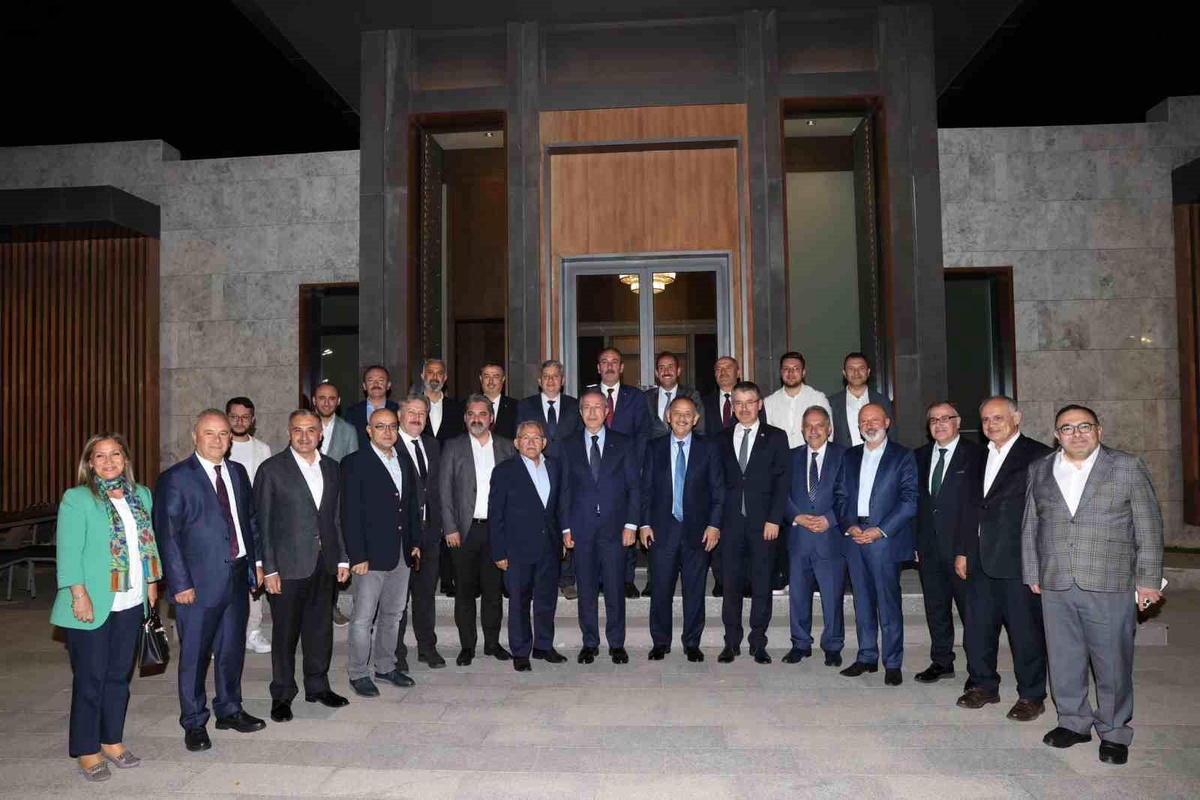 Kayseri Büyükşehir Belediye Başkanı Dr. Memduh Büyükkılıç, Kayseri Zirvesi\'nde Delegelerle Buluştu