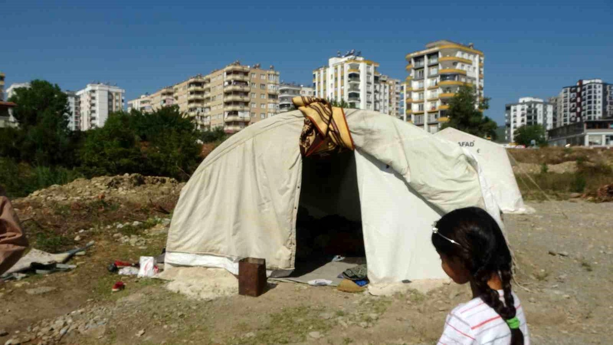 Depremzede Aile Çadırda Yaşıyor
