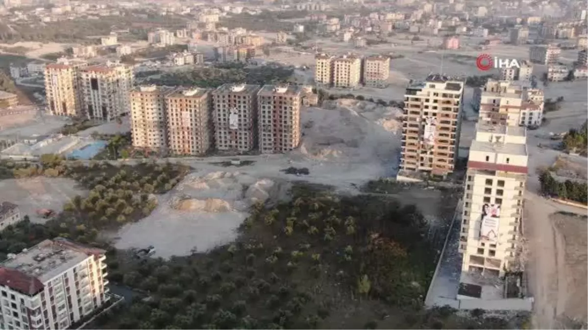 Hatay\'da deprem sonrası 10 bina dinamitle yıkıldı