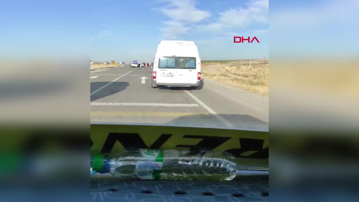 Diyarbakır Bismil\'de Hafif Ticari Araçla Otomobil Çarpıştı: 2 Yaralı