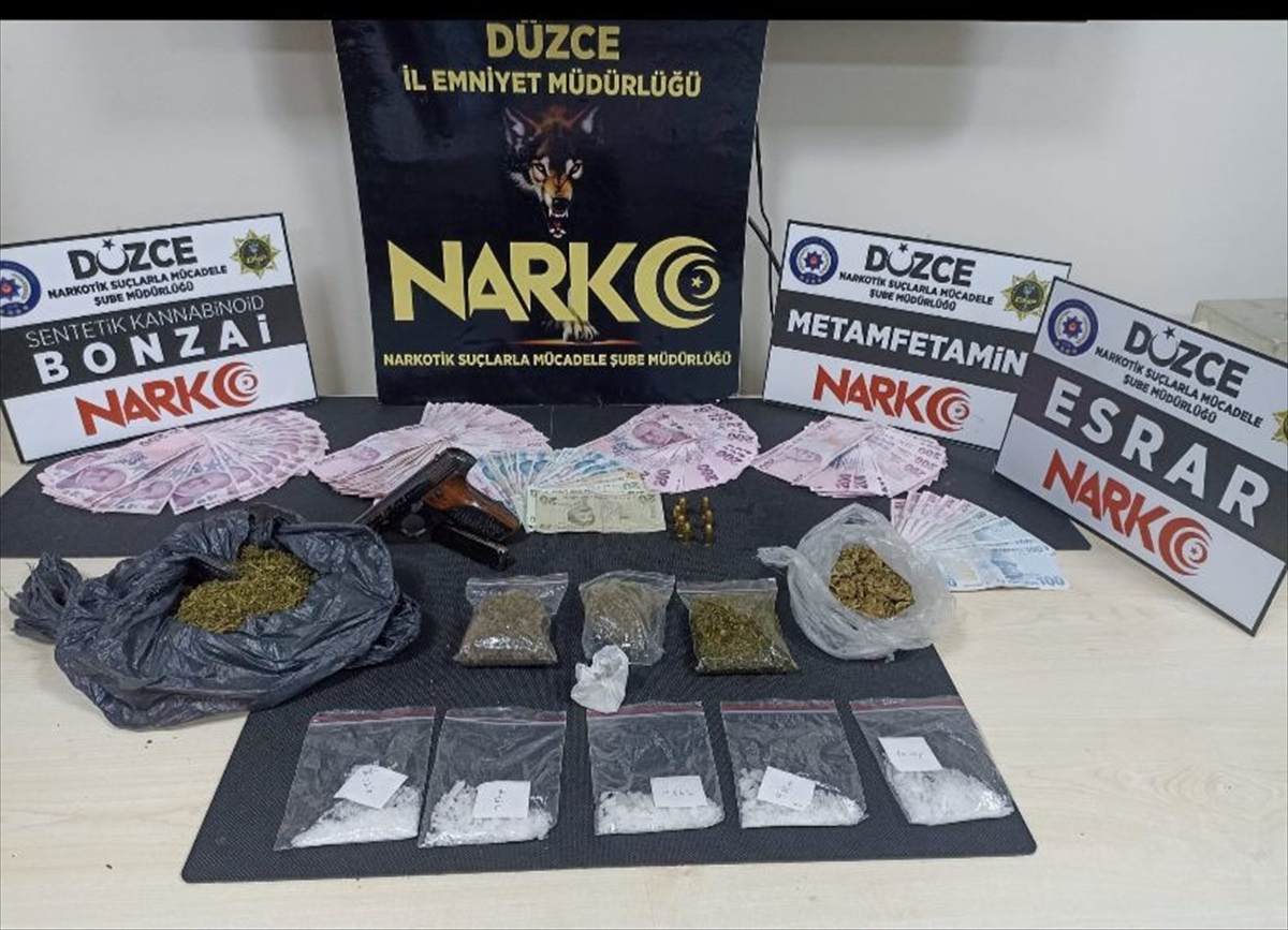 Düzce\'de Yol Kontrolünde Uyuşturucuyla Yakalanan 2 Kişi Tutuklandı