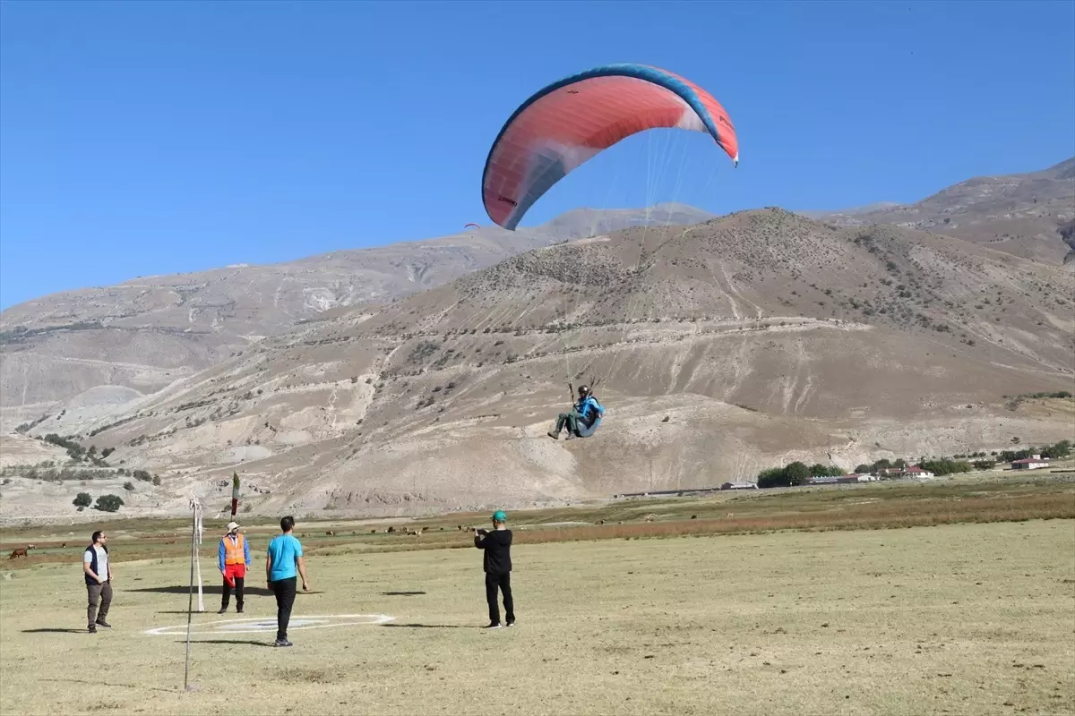 Erzincan\'da Yamaç Paraşütü Hedef Eğitim Yarışması Başladı