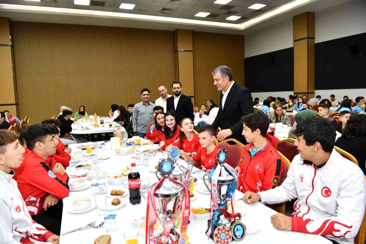 Esenyurt Belediye Başkanı Sporculara Ödüllerini Verdi