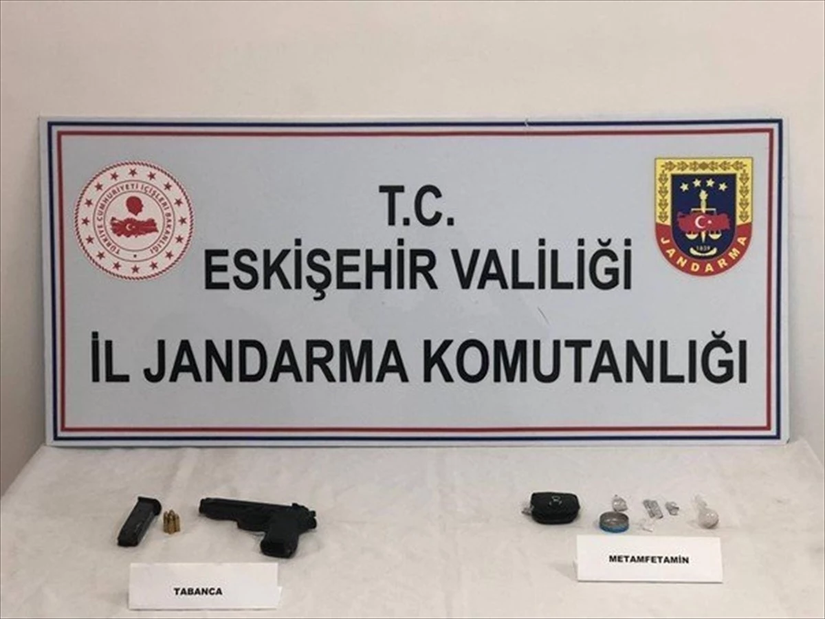 Eskişehir\'de trafik kazasında uyuşturucu ve silah ele geçirildi