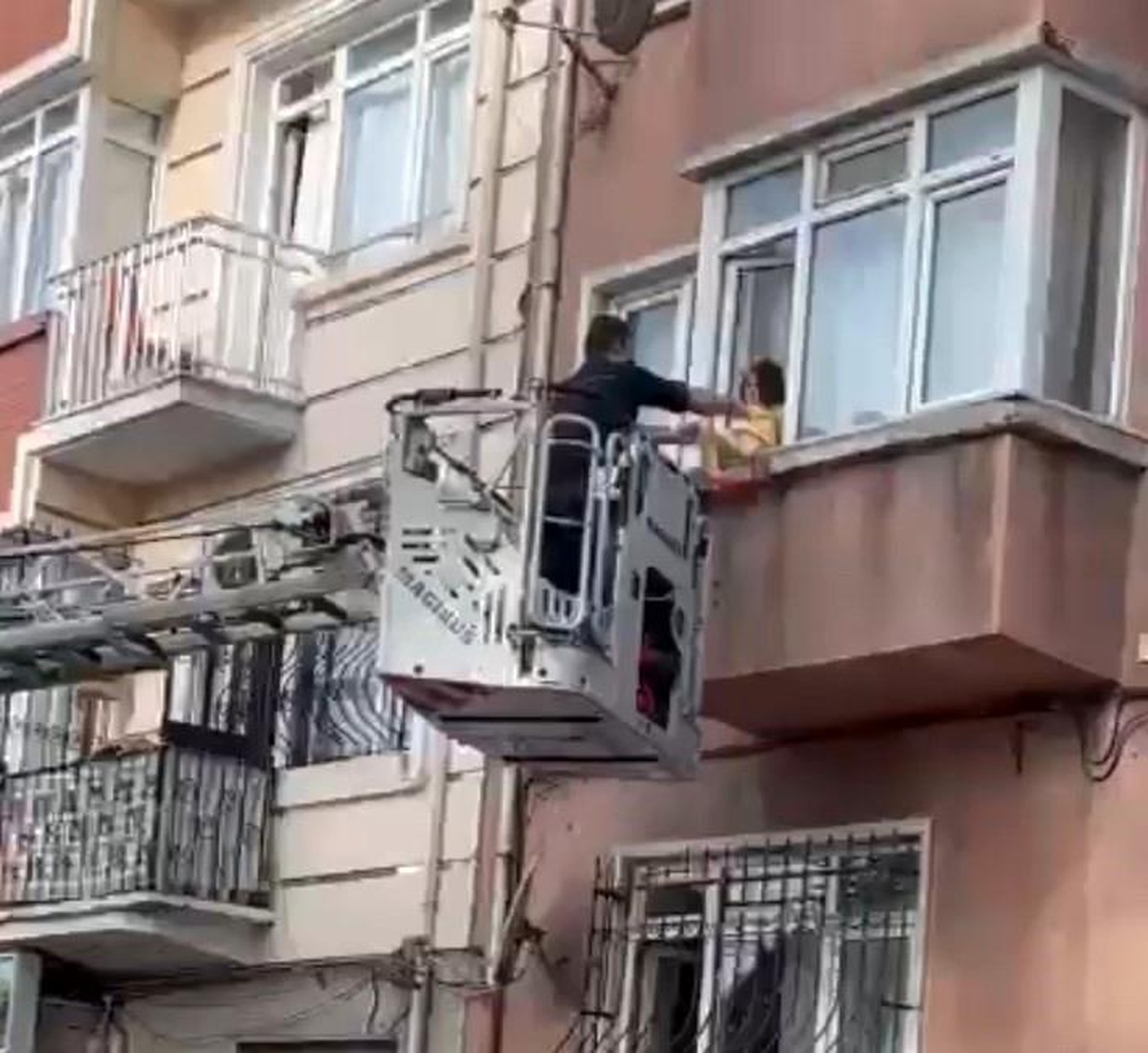 Fatih\'te Babası Uyurken Cama Çıkan 3 Yaşındaki Kız Çocuğu İtfaiye Tarafından Kurtarıldı