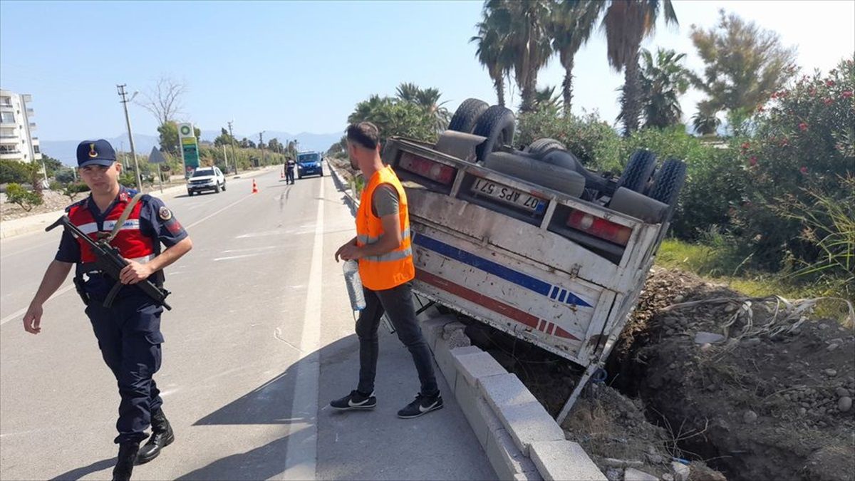 Finike\'de kamyonetin sürücüsü yaralandı