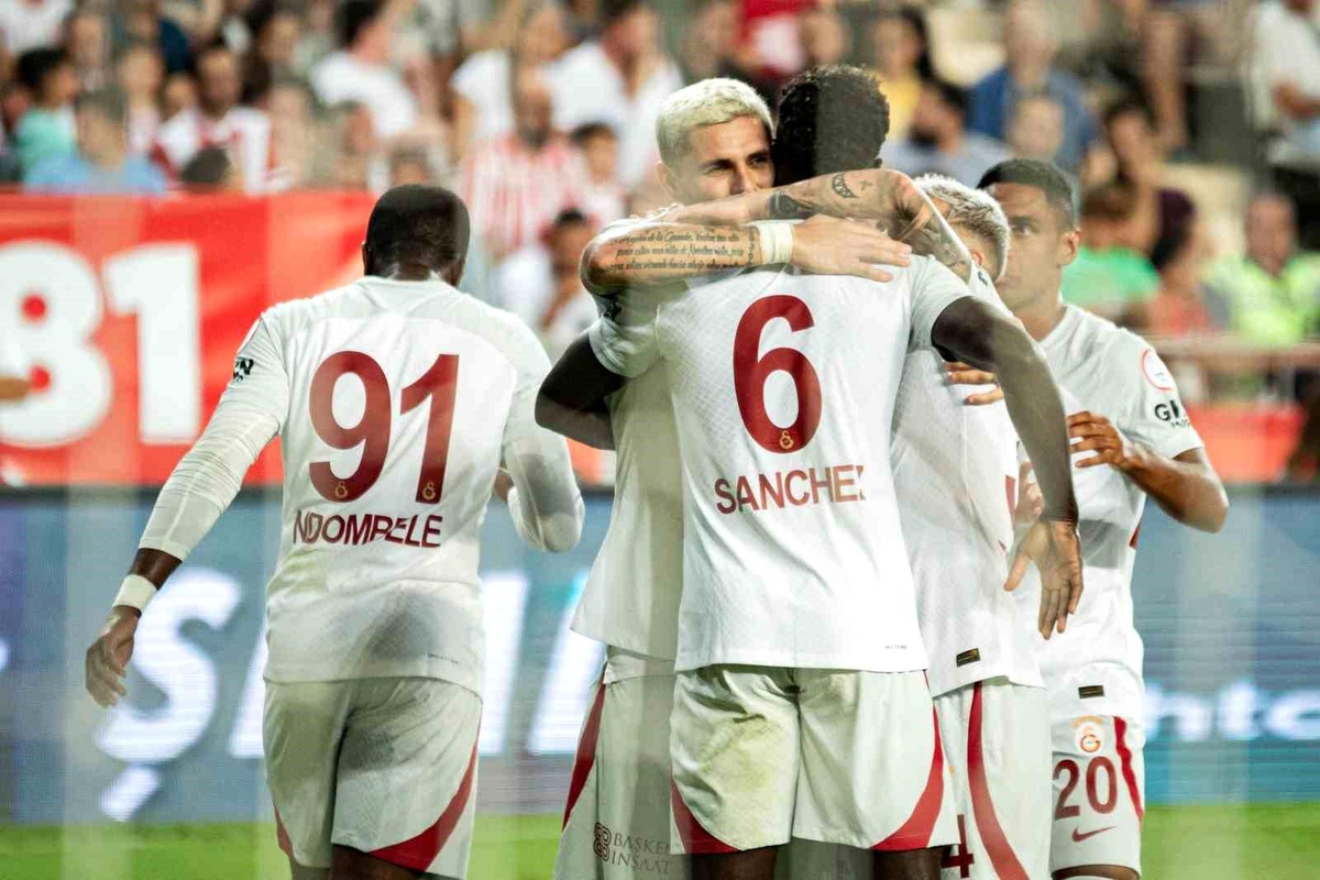 Galatasaray, Antalyaspor\'u mağlup ederek yenilmezlik serisini sürdürdü