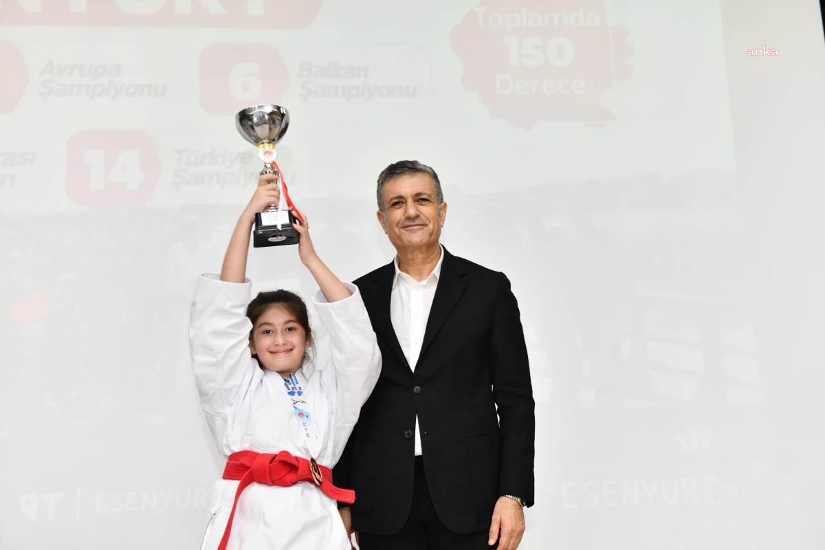Esenyurt Belediye Başkanı Kemal Deniz Bozkurt, Ulusal ve Uluslararası Müsabakalarda Dereceye Giren Sporculara Ödüllerini Verdi