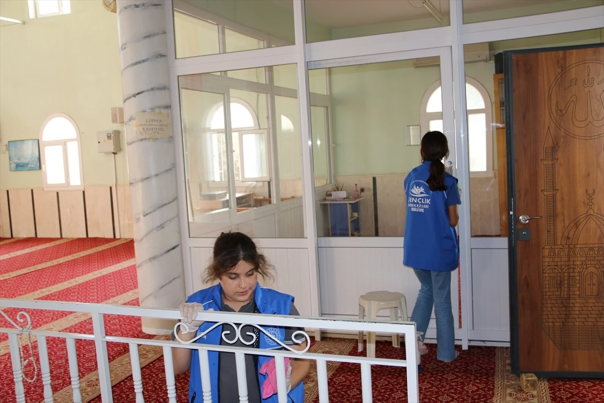 Gönüllü Gençler Aydın\'da Cami Temizliği Yaptı