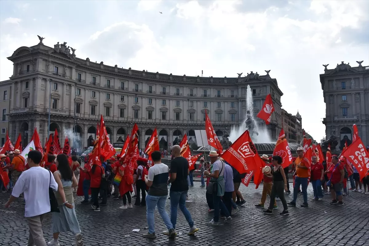 İtalya\'da İşçiler, Asgari Ücret Talepleriyle Yürüdü