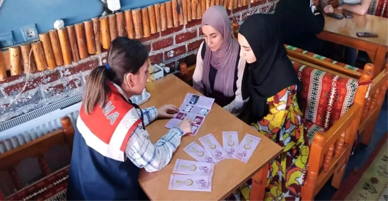 Hakkari\'de Jandarma, Derecik ilçesinde KADES uygulaması hakkında bilgilendirme yaptı