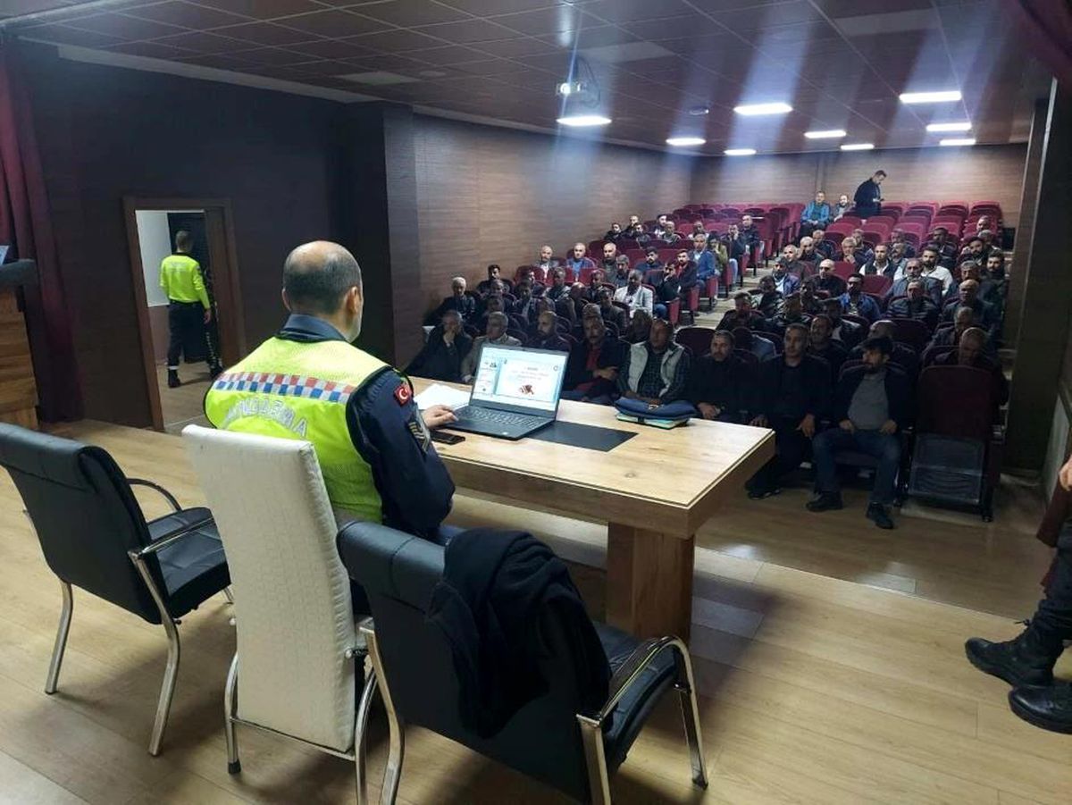 Hakkari\'de Okul Servisi Sürücülerine Seminer Verildi