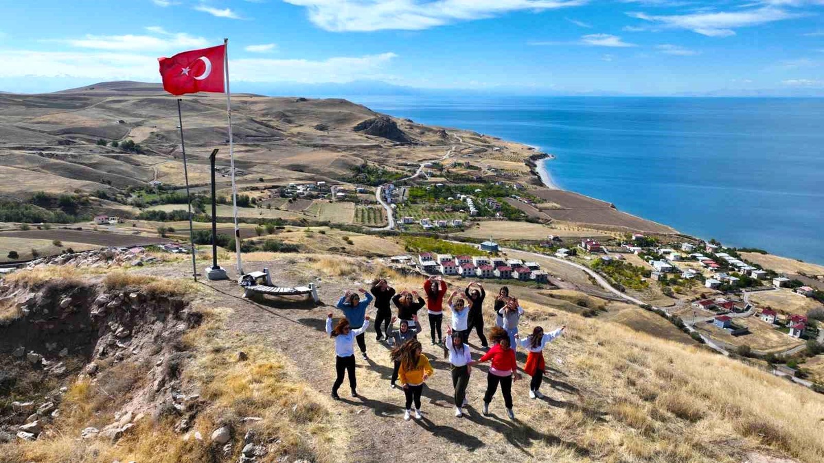 Ayanis Kalesi\'nde Sporcuların Renkli Etkinliği
