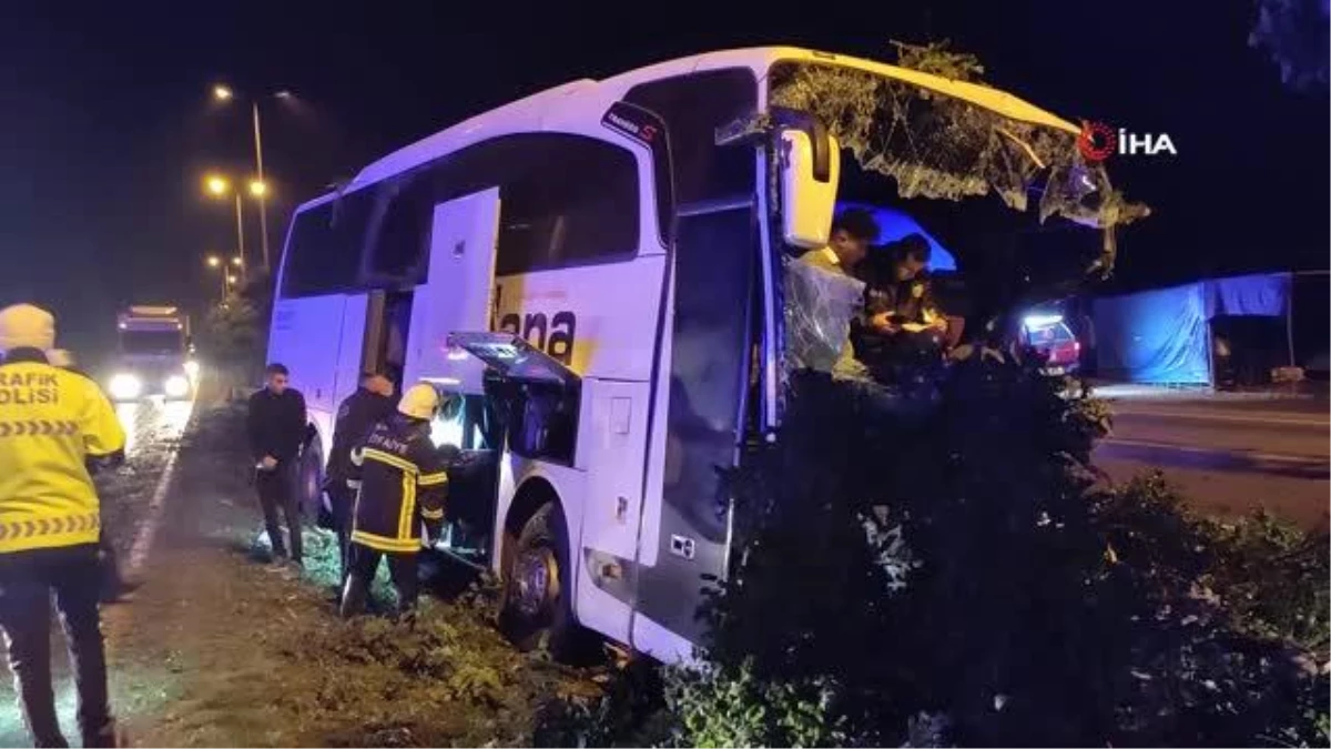 Kayseri\'de kontrolden çıkan otobüs aydınlatma direğine çarptı: 16 yaralı