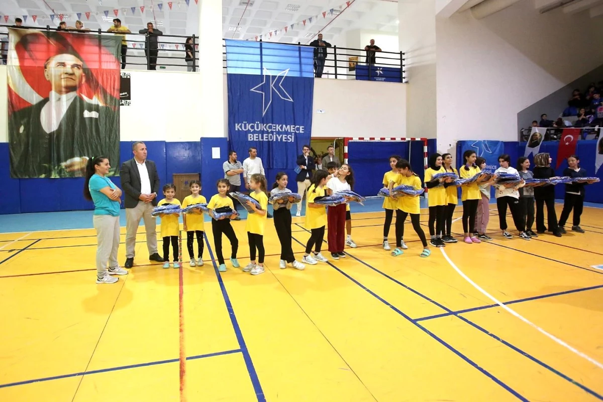 Küçükçekmece Belediyesi, Yaz ve Kış Spor Okullarında Eğitim Gören Öğrencilere Spor Malzemeleri Dağıttı