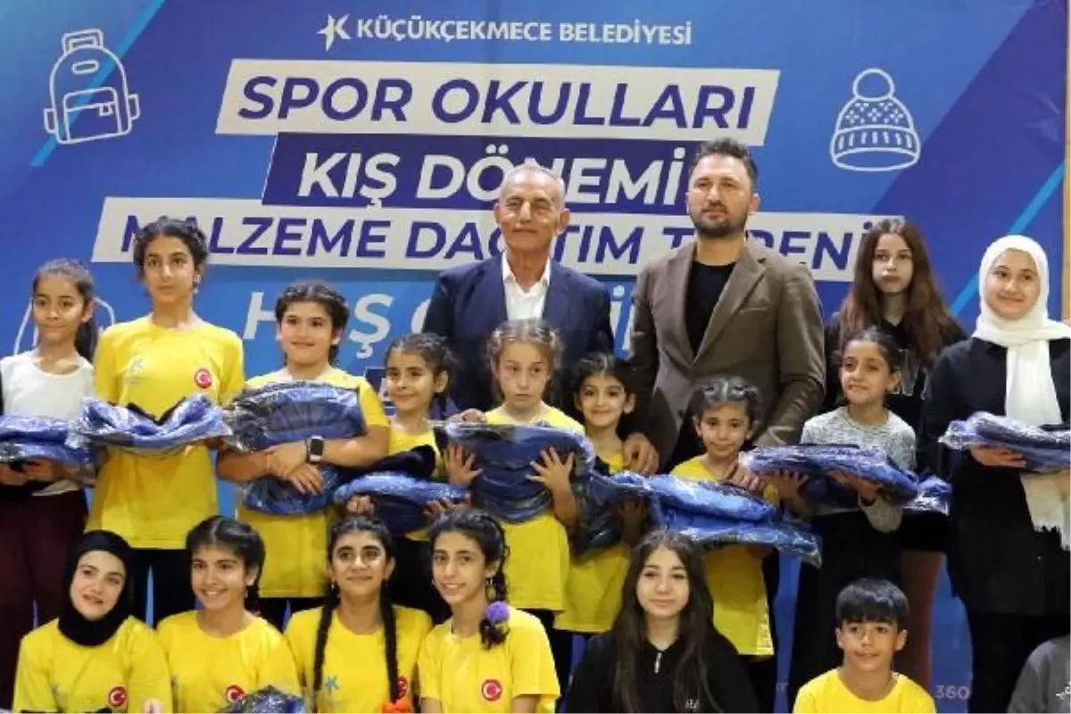 Küçükçekmece Belediyesi, Spor Malzemeleri Dağıtım Töreni Düzenledi