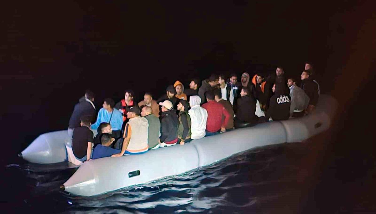 Kuşadası Açıklarında Yunanistan Tarafından Türk Kara Sularına İtildiği Belirlenen 19 Düzensiz Göçmen Kurtarıldı