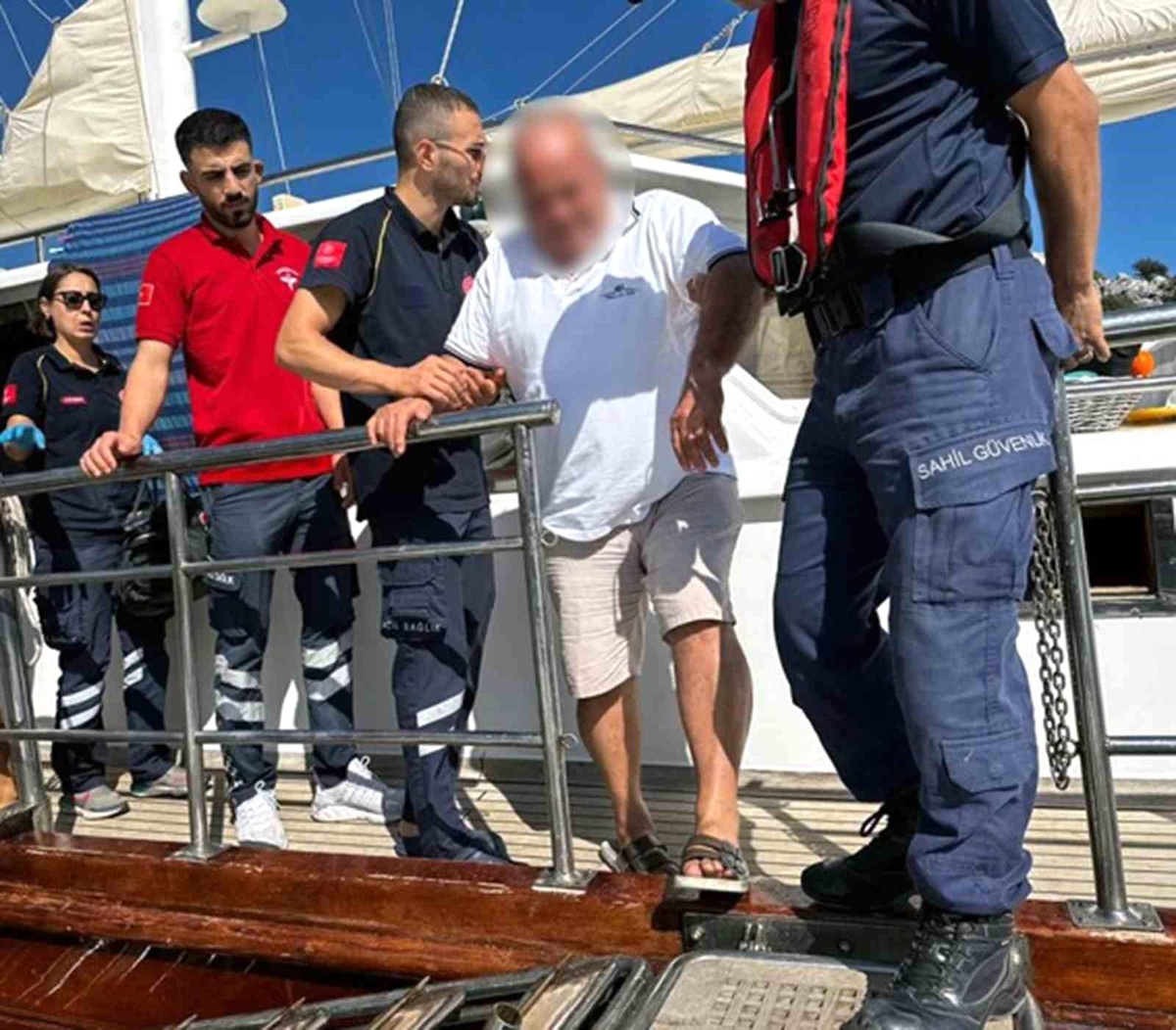 Marmaris\'te Motoryatta Rahatsızlanan Vatandaş Sahil Güvenlik Tarafından Kurtarıldı