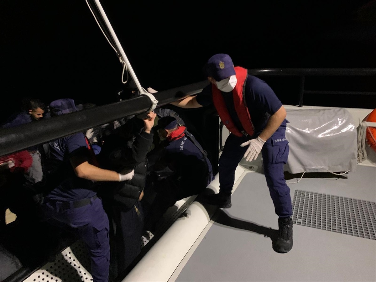 Muğla Açıklarında Yunanistan Unsurlarınca Türk Kara Sularına Geri İtildikten Sonra Kurtarılan 110 Düzensiz Göçmen
